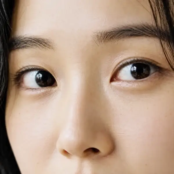Gros plan sur les yeux d’une femme avant amélioration